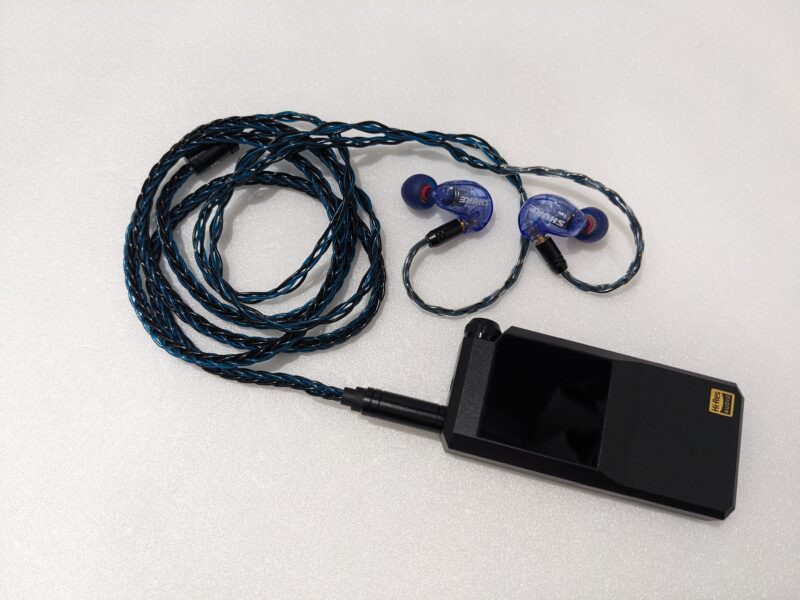 Shure SE215 Special EditionをBTR17へ接続した様子