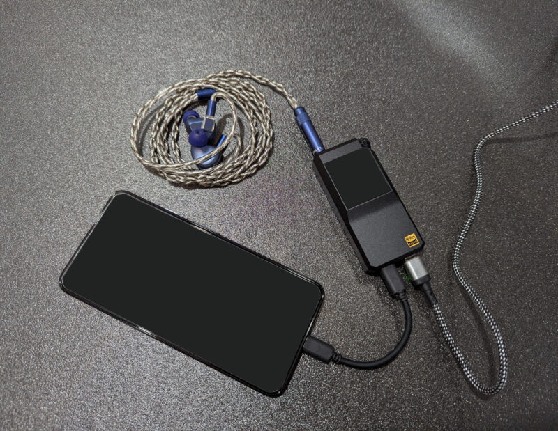 FIIO BTR17をデスクトップモードで使用している様子