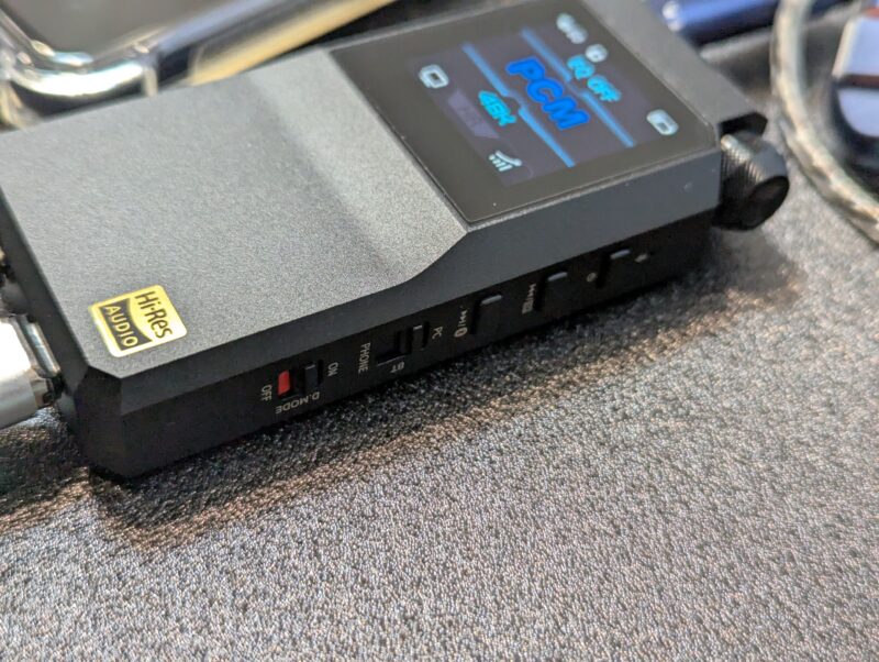FIIO BTR17の切り換えスイッチをデスクトップモードにした様子
