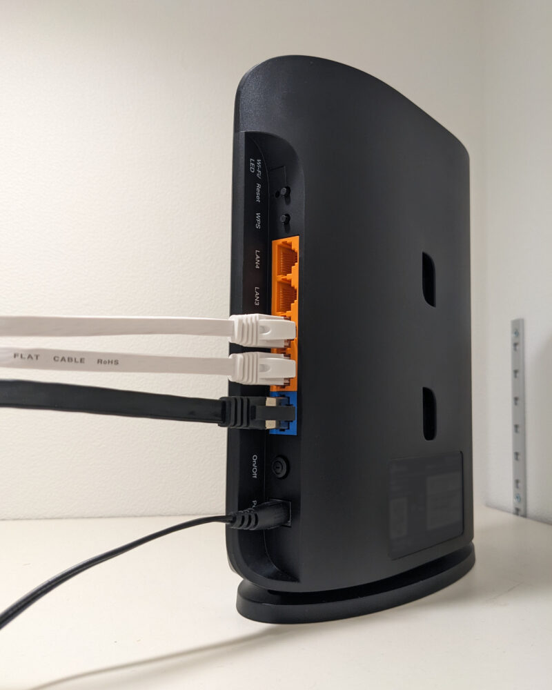 ルーターから宅内LANで1階リビングと2階パソコン部屋へ接続