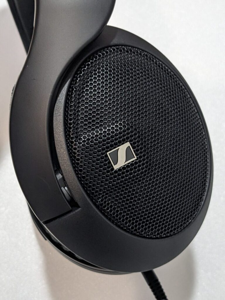 HD 560Sの開放型イヤーカップ部分