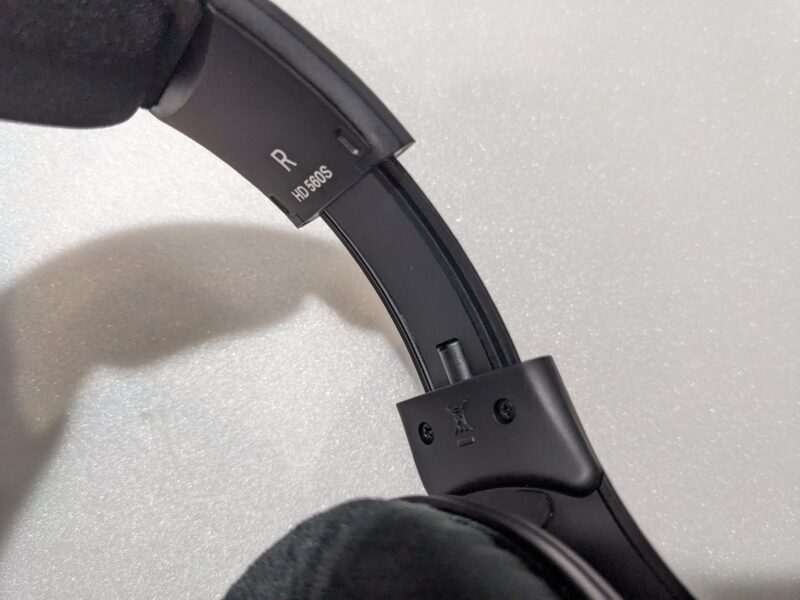 HD 560Sのヘッドバンドとサイズ調整部分