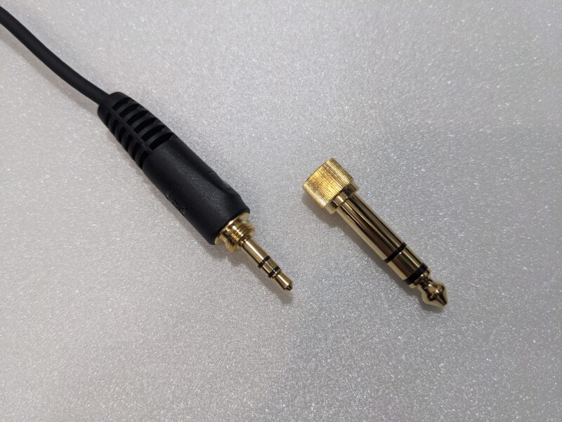 HD 560Sの着脱式ケーブルと3.5mmプラグ