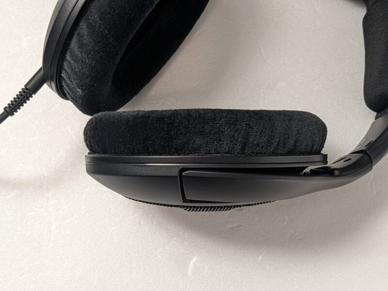 HD 560Sのイヤーパッドの厚みと素材
