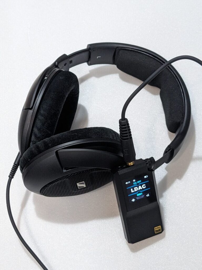 HD 560Sをオーディオ機器へ接続して使用している様子